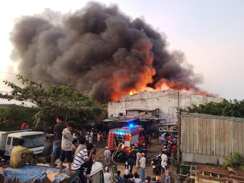 Công ty vải chìm trong biển lửa.