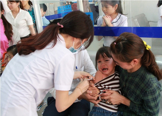 Bác sĩ Trung tâm y tế dự phòng tiêm vacxin.