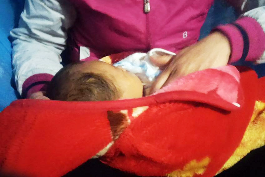 Cháu bé bị bỏ rơi trước cửa hàng tạp hóa.