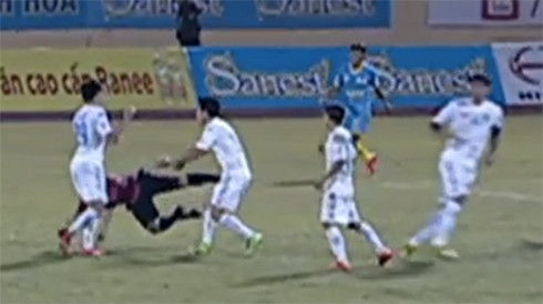 Văn Quyết đánh trọng tài từ phía sau khiến ông ngã xuống sân. Ảnh: Chụp màn hình.