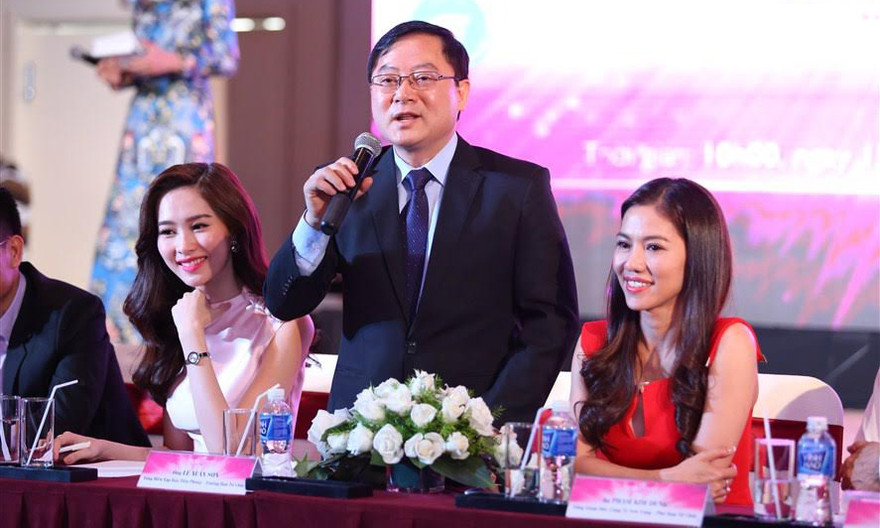 Nhà báo Lê Xuân Sơn (giữa) tại lễ ký kết với các nhà tài trợ.