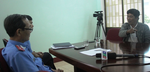 Ông Trần Văn Phương, chủ xe tải 86H 4139 (bìa phải) làm việc với Chánh thanh tra Sở GTVT trao đổi ngày 12/3.