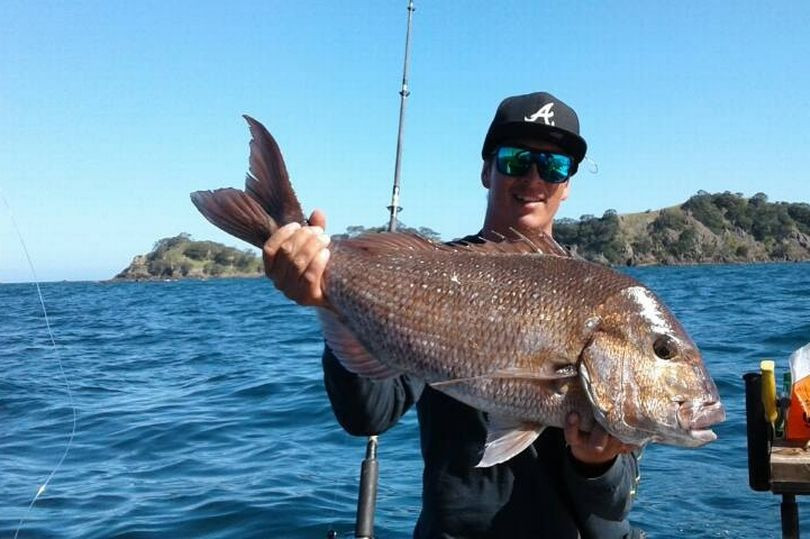 Ross Chapman may mắn sống sót sau 6 tiếng chới với ngoài khơi xa.