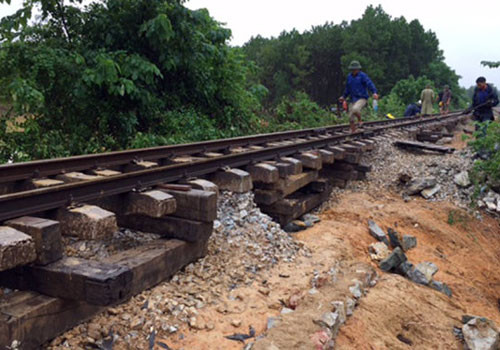 Ngành đường sắt phải gia cố đường ray, giải tỏa chướng ngại vật sau bão. Ảnh: Xuân Hoa.