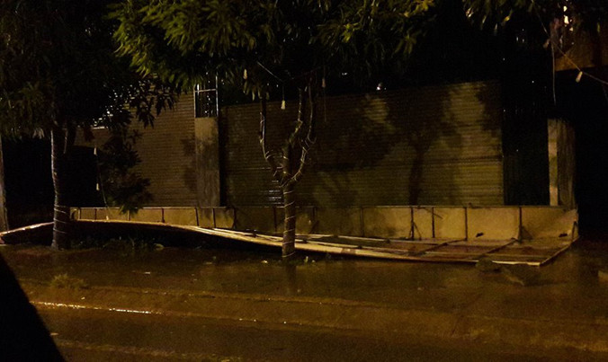 NÓNG: Bão số 2 đổ bộ Nghệ An - Hà Tĩnh, cây cối đổ ngổn ngang