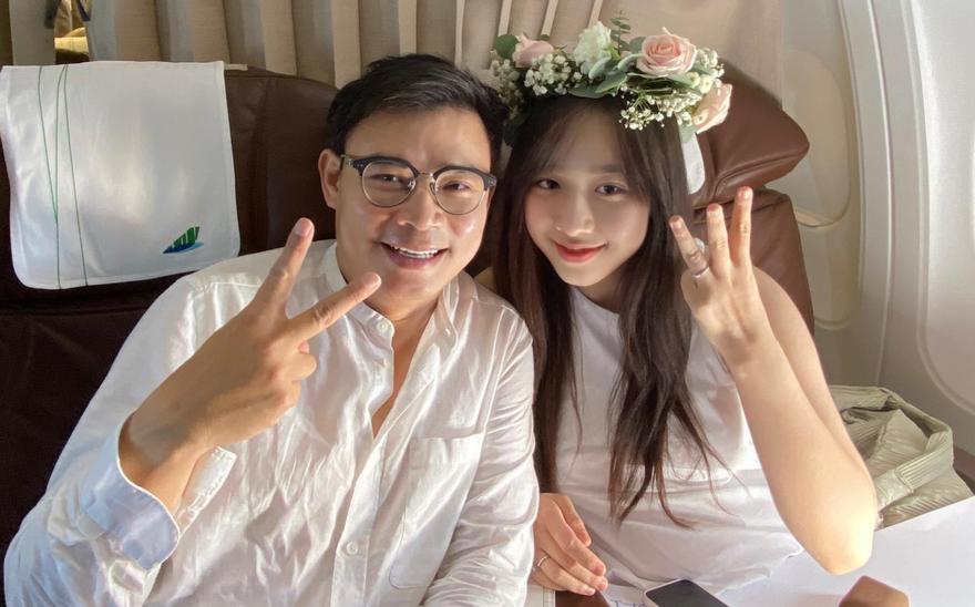 Hà My nhận lời cầu hôn của bạn trai trên máy bay. 