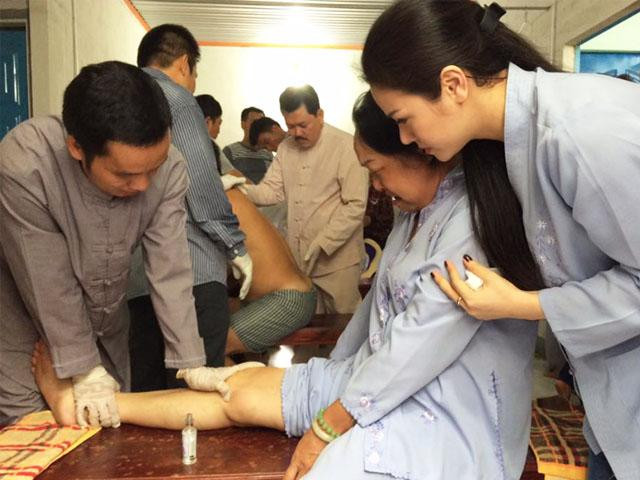 Hình ảnh Nhật Kim Anh từng đưa mẹ tới chữa bệnh ở chỗ ông Võ Hoàng Yên gây xôn xao cộng đồng mạng. 