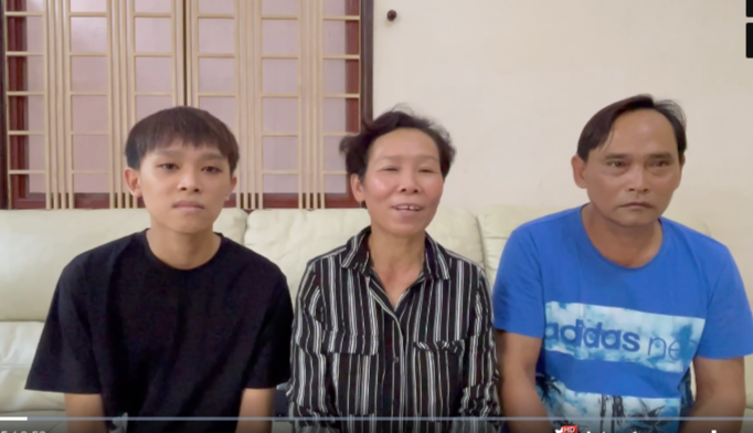 Hồ Văn Cường và bố mẹ ruột của mình.