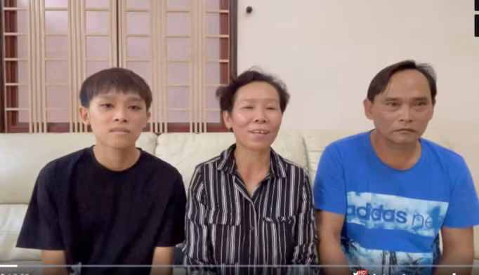 Hồ Văn Cường và bố mẹ ruột của mình.
