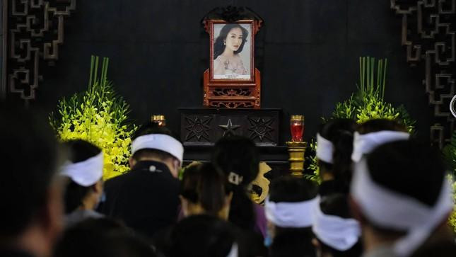 Showbiz 8/6: Em trai Hoa hậu Thu Thuỷ xúc động nói lời tiễn biệt chị gái