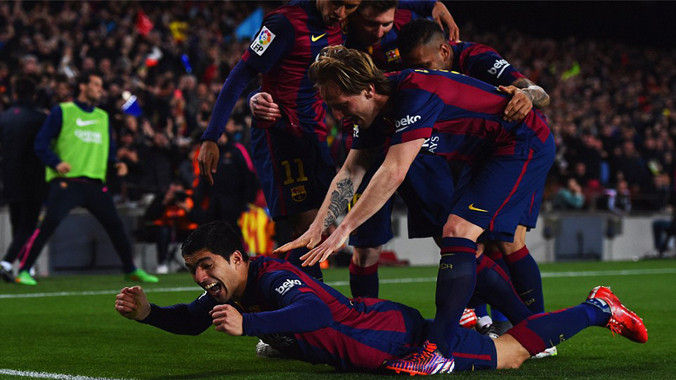  Suarez ăn mừng bàn thắng đầu tiên tại El Clasico.