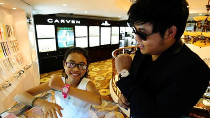 Quang Lê 'khoe' đồng hồ Sarcar giá 3 tỷ, bên cạnh Phương Mỹ Chi đeo cái đồng hồ Guess giá... 2 triệu.