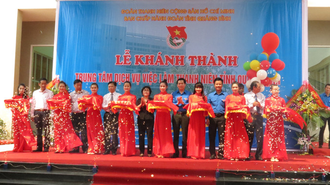 Anh Nguyễn Long Hải, Bí thư TƯ Đoàn cùng lãnh đạo Quảng Bình cắt băng khánh thành Trung tâm kiểu mẫu.