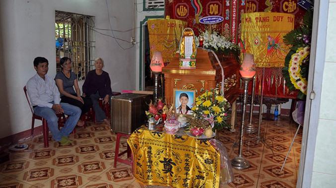 Người thân tổ chức đám tang cho nữ sinh. Ảnh: Ngọc An.