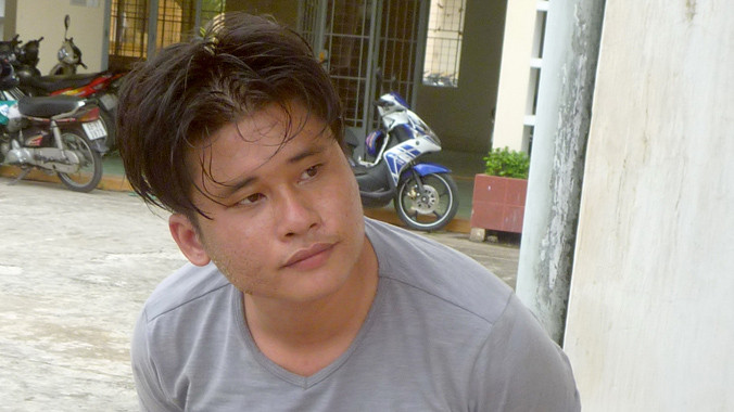 Đối tượng nghi ngáo đá gây cản trở giao thông trên quốc lộ 1A.