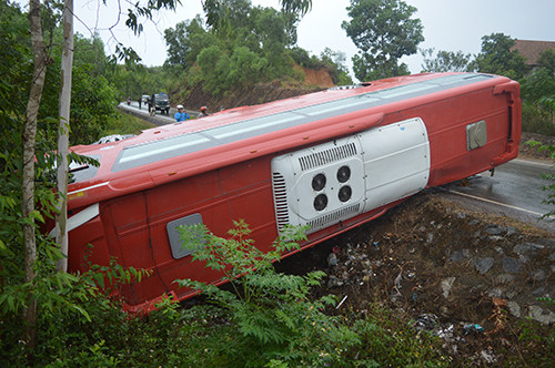 Hàng chục hành khách hoảng loạn xe bị lật nghiêng. Ảnh: Quang Hà.