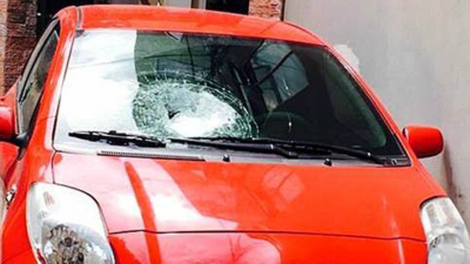 Chiếc xe ô tô bị ném đá trên cao tốc. Ảnh: gia đình nạn nhân cung cấp.