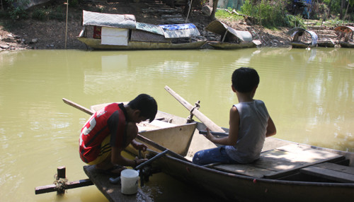 Mùa hè, trẻ thường thích chơi gần ao hồ. Ảnh: Hải Bình.