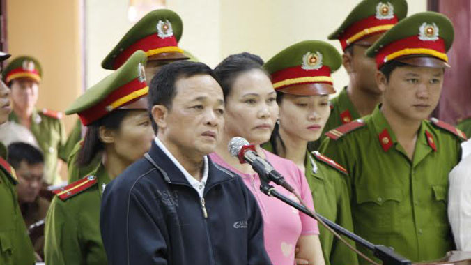 Cậu Thủy và vợ tại phiên tòa sơ thẩm ngày 16/10. Ảnh: H.T.