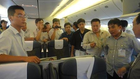 Nhân viên an ninh trên máy bay được trang bị dao, súng, công vụ hỗ trợ.