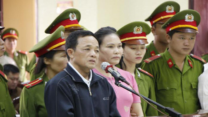 'Cậu Thủy' và đồng bọn đứng trước vành móng ngựa. Ảnh: Hữu Thành