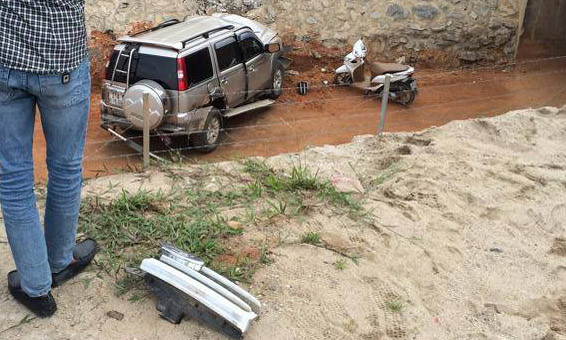 Chiếc xe 7 chỗ lao xuống cống chui phía dưới cao tốc Nội Bài - Lào Cai. Ảnh Otofun.