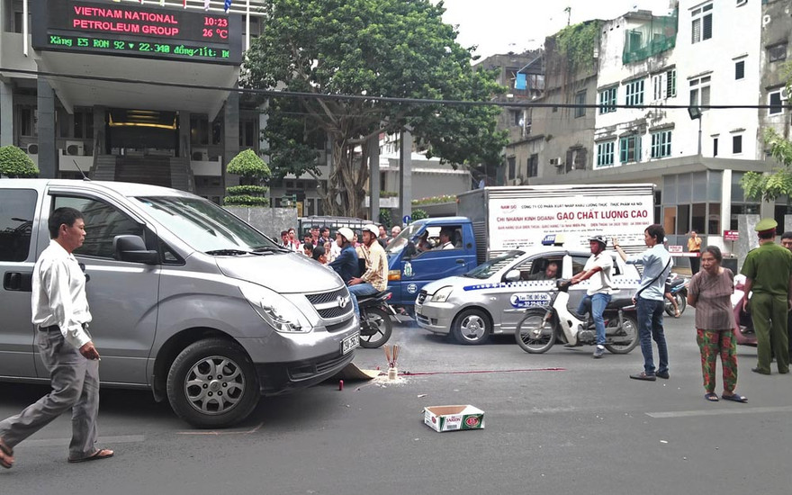 Hiện trường vụ ôtô cán chết người trên đường Khâm Thiên