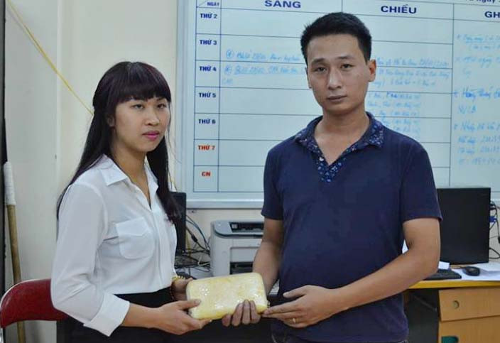 Chị Thúy xúc động nhận lại số tài sản đánh mất.