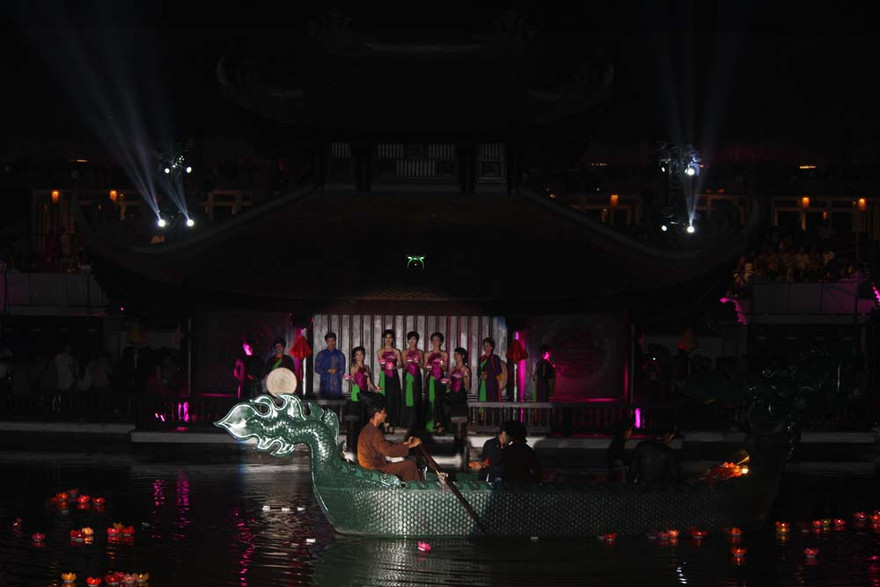Thí sinh Hoa hậu thả đèn hoa đăng trong đêm chung khảo