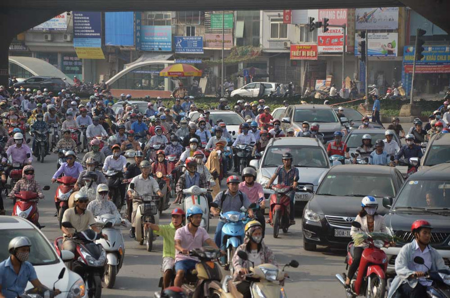 Giao thông ùn tắc vì rào chắn xây nhà ga ở Hà Nội