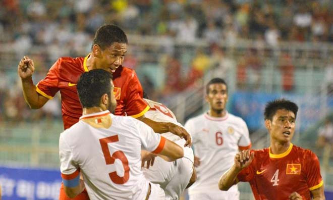 Anh Đức mở tỷ số cho tuyển Việt Nam bằng một cú đánh đầu dũng mãnh. Ảnh: Zing