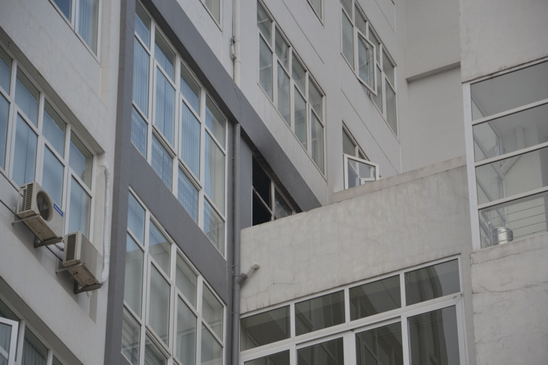 Cửa kính phòng tin học tầng 7 nơi xảy ra vụ hỏa hoạn.