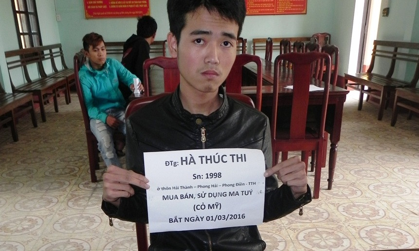 Đối tượng mua bán, sử dụng trái phép chất ma túy tại cơ quan chức năng. Ảnh: Biên phòng TT-Huế