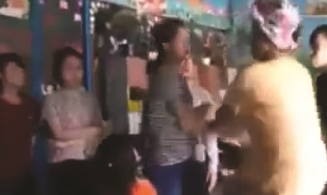 Phụ huynh vào trường hành hung giáo viên ngay tại lớp học.
