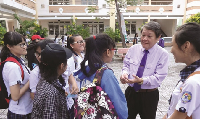 Học sinh trường THPT Thủ Thiêm đang lắng nghe chuyên gia tư vấn