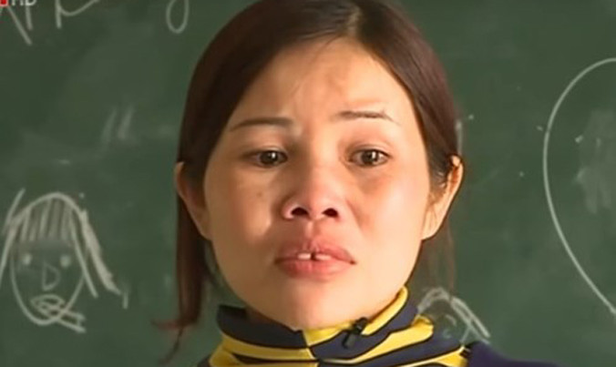 Cô giáo khóc khi phải rời trường để làm công việc không đúng chuyên môn. (Ảnh cắt từ clip.