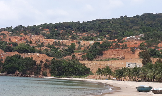 Bán đảo Sơn Trà đang bị cày xới bởi dự án Khu nghỉ dưỡng do Cty Cổ phần Biển Tiên Sa thi công nền móng 40 căn biệt thự trái phép.