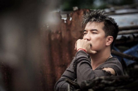 "Hôm nay, chốt lại lần cuối cùng tôi nói về những vấn đề mọi người quan tâm", Đàm Vĩnh Hưng tuyên bố.