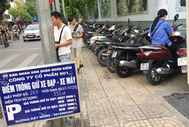 Cty cổ phần 901 đã thừa nhận điểm trông giữ xe trên phố Hàng Bài có thu giá vượt quy định. Ảnh: Anh Trọng