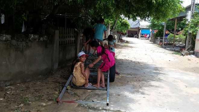 Học sinh của xã Kỳ Hà không dự Lễ khai giảng mà ở nhà đi chơi.