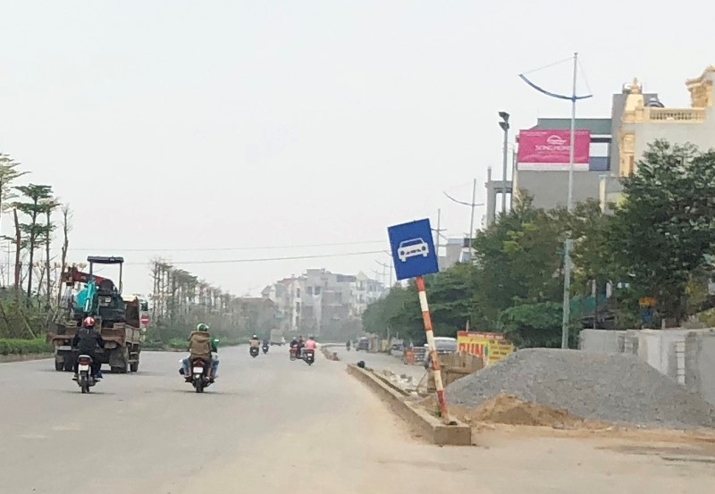  Đã 10 năm có dự án nâng cấp nhưng đến nay QL6 vẫn nhếch nhác, xập xệ. Ảnh: T.Đảng