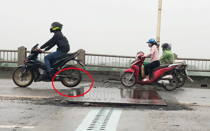 Các tấm thép đậy công trường sửa khe co giãn như bẫy trên mặt cầu Vĩnh Tuy