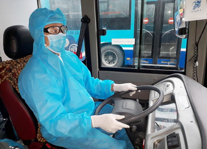 Lái xe buýt chuẩn bị hành trình đưa người sau cách ly tại Hà Nội về các địa phương.