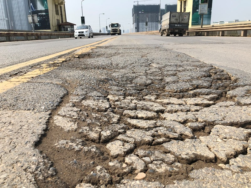 Mặt cầu Thăng Long rách tơi tả và không thể vá víu