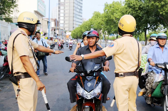 Công anh và Sở GTVT lập 30 chốt trực giám sát người và phương tiện kinh doanh vào thành phố từ tối 1/4.