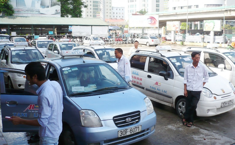 Không thu nhưng vẫn phải chi, nhiều tài xế taxi lao đao. Ảnh: Anh Trọng