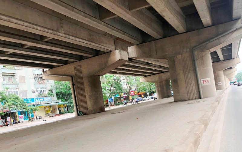 Với mặt cắt ngang rộng từ 15 đến 30 mét, trải dài 14 km, gầm cầu cạn đường Vành đai 3 trên cao lâu nay đang được xem là các sân bóng bỏ không, lãng phí giữa Thủ đô.