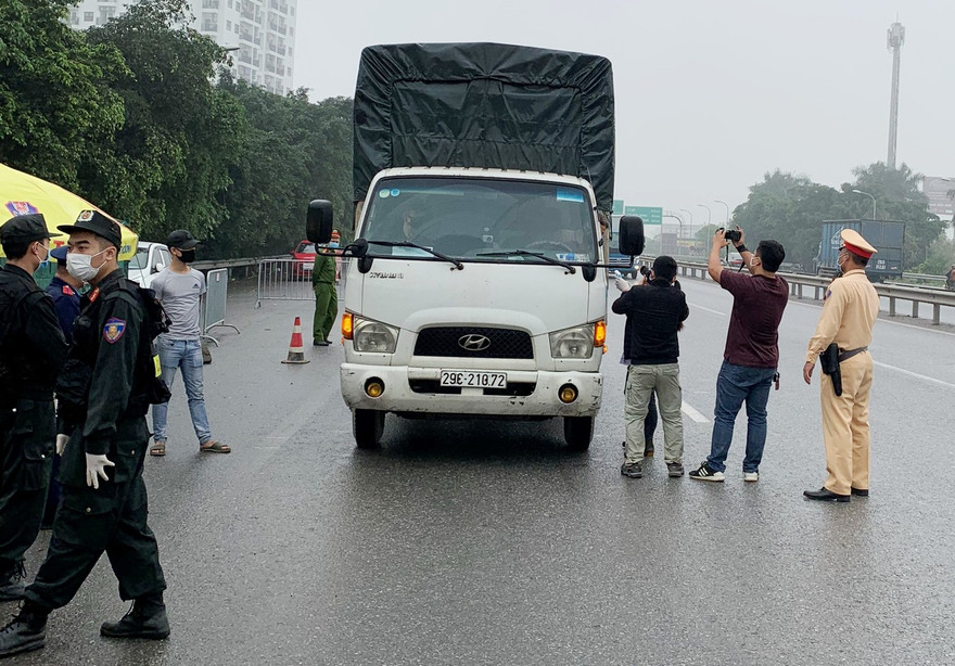 Liên ngành dừng xe, kiểm tra tài xế tại chốt trực cầu Đông Trù vào cuối tuần này. Ảnh: Anh Trọng