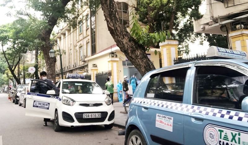 Taxi dừng đỗ và dàn hàng dài bắt khách trên đường Tràng Thi sáng 1/4 mà không gặp bất lỳ trở ngại nào.