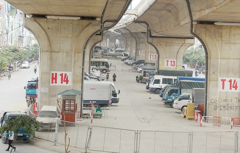 Trông xe dưới gầm cầu Vĩnh Tuy.